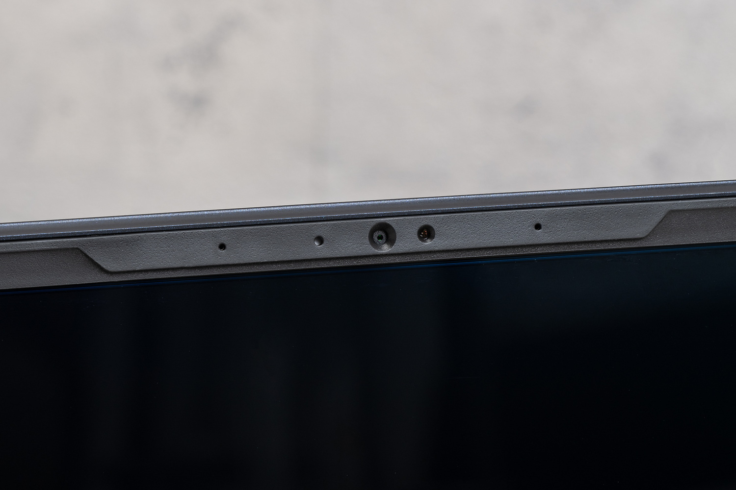 上部には1,080pのWebカメラとマイクを搭載。Windows Hello顔認証にも対応している