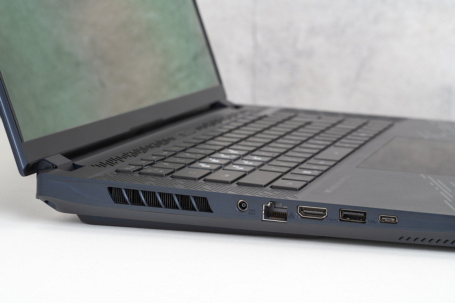 左側面にギガビットイーサ、HDMI出力、USB 3.2 Gen 2、Thunderbolt 5を搭載