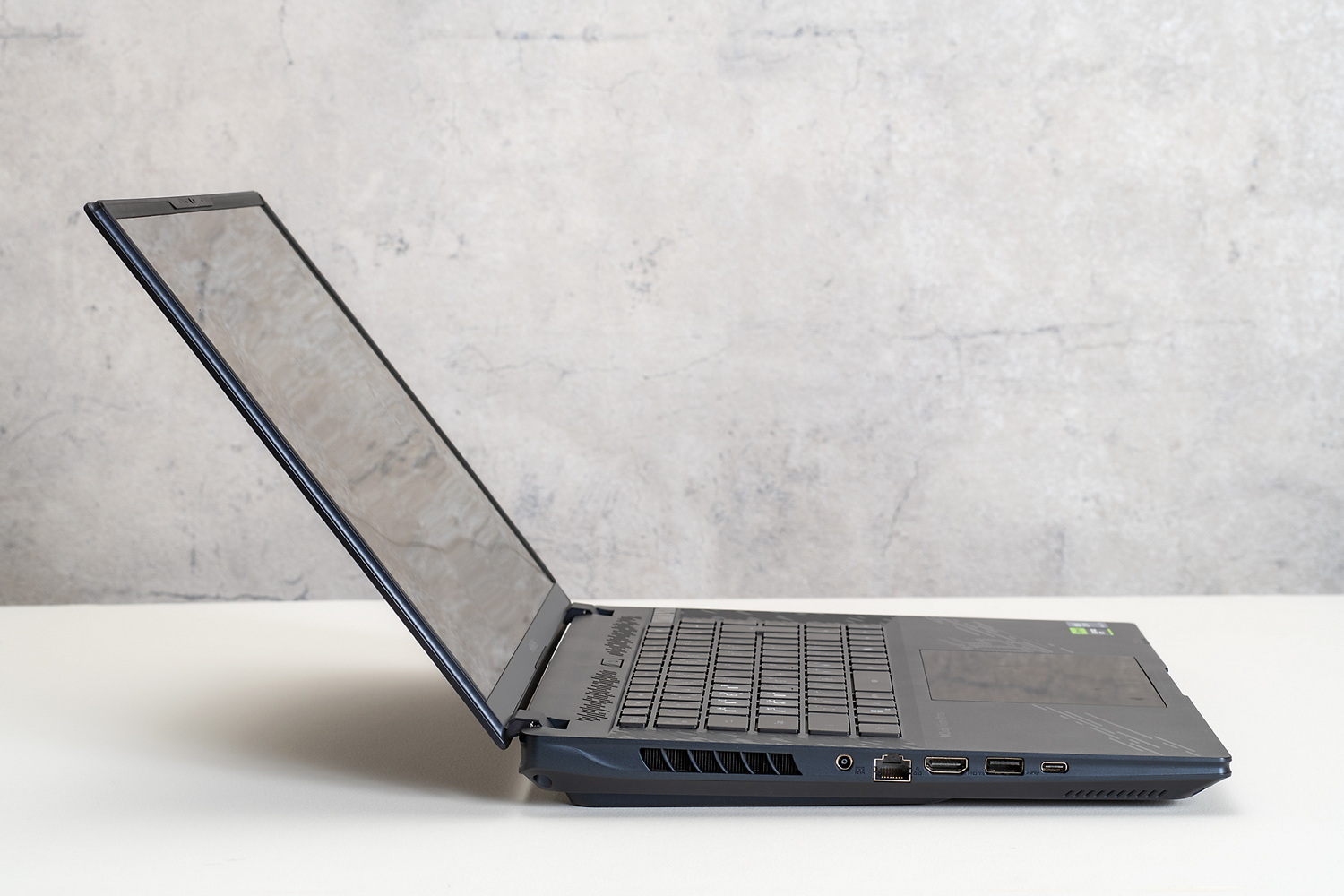 左側面にギガビットイーサ、HDMI出力、USB 3.2 Gen 2、Thunderbolt 5を搭載