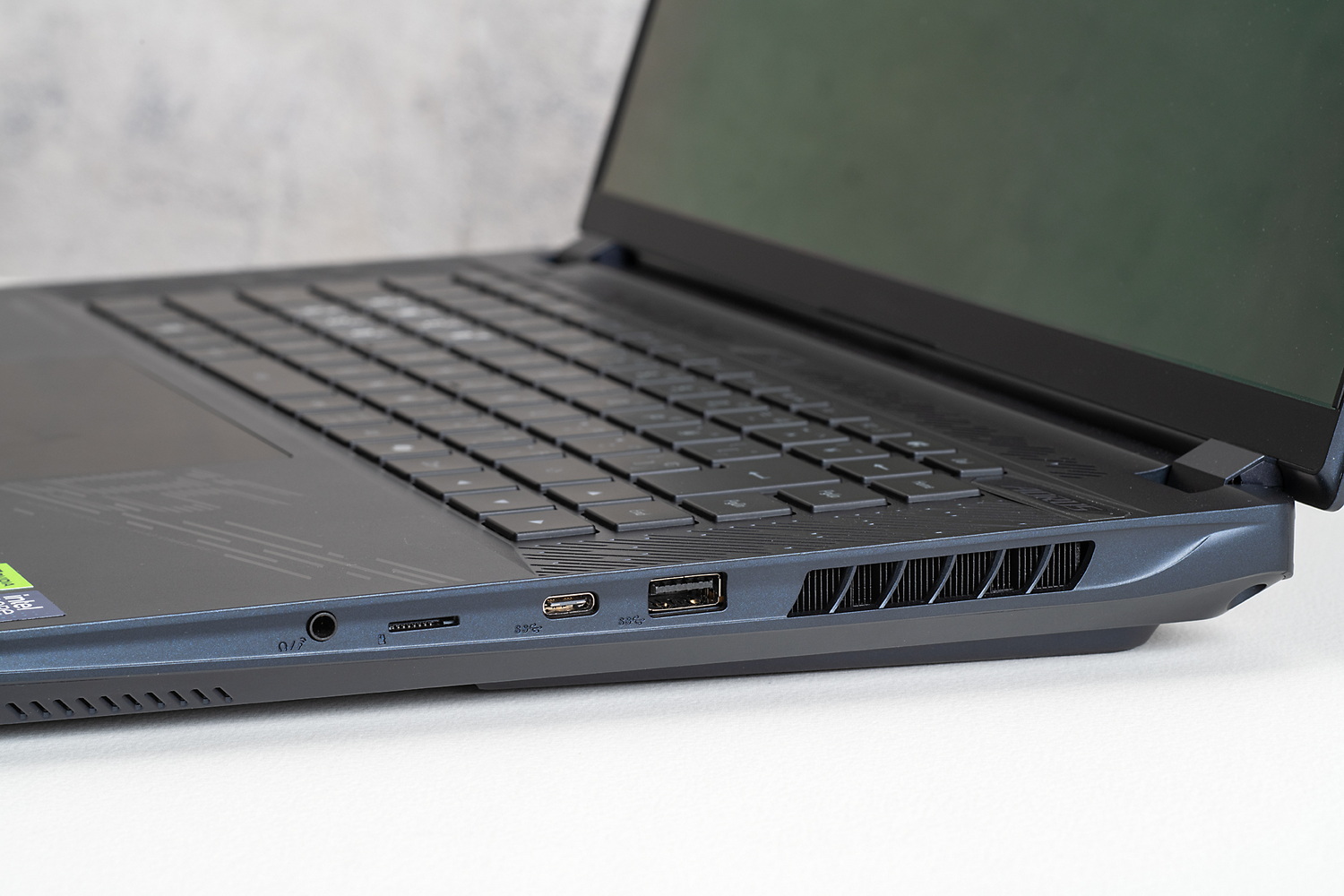 右側面にはUSB 3.2 Gen 2、Thunderbolt 4、microSDカードスロット、ヘッドセット端子を搭載