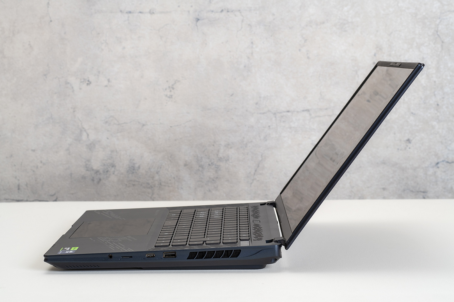 右側面にはUSB 3.2 Gen 2、Thunderbolt 4、microSDカードスロット、ヘッドセット端子を搭載