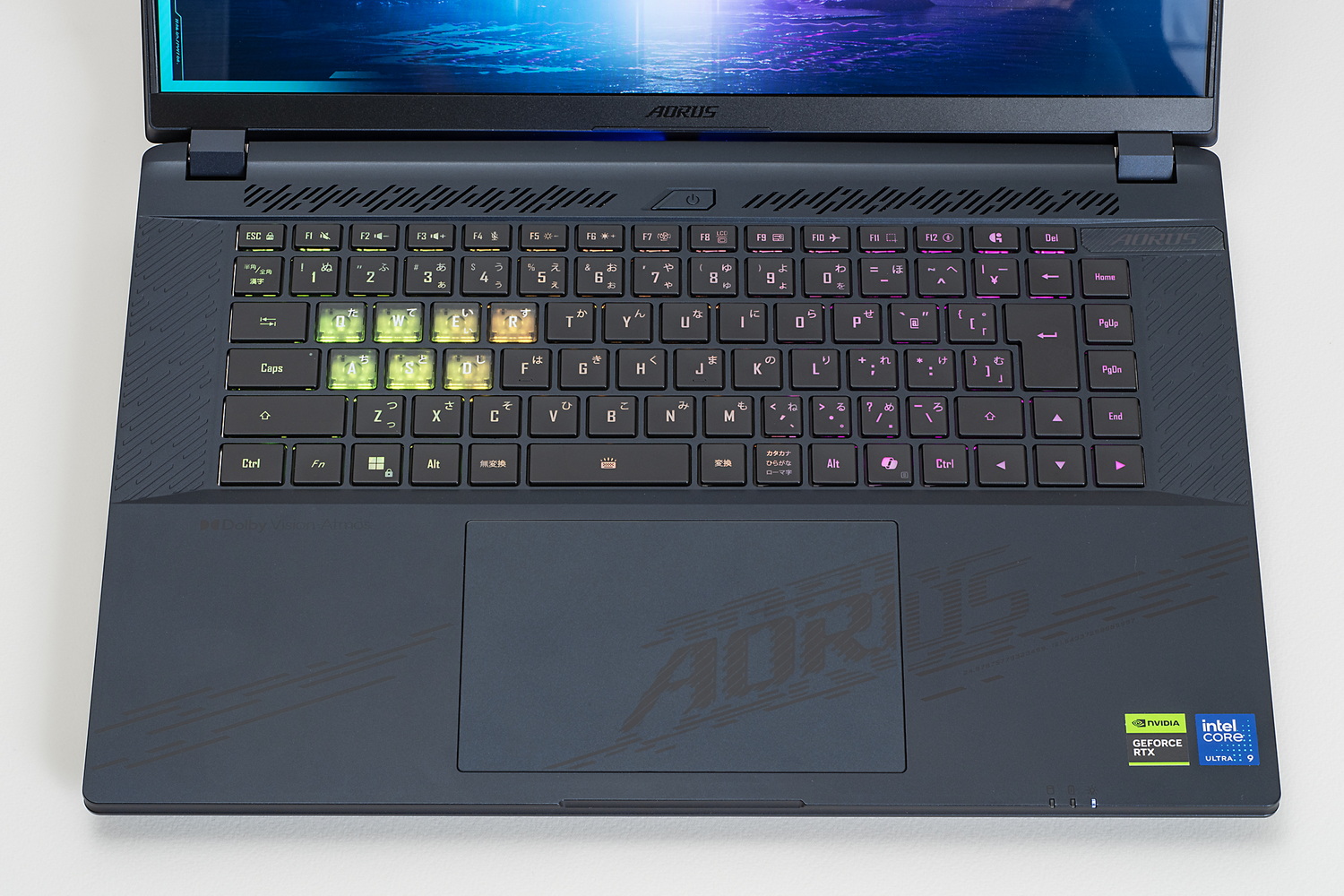 キーボードは日本語配列。3ゾーンに分かれたバックライトを内蔵