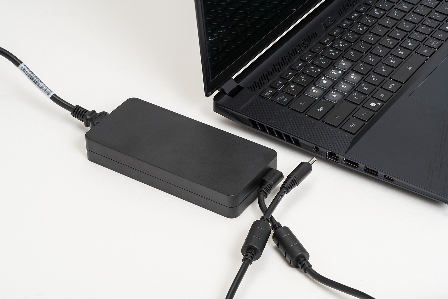 ACアダプターは330Wの大出力なのもあってサイズは大きい