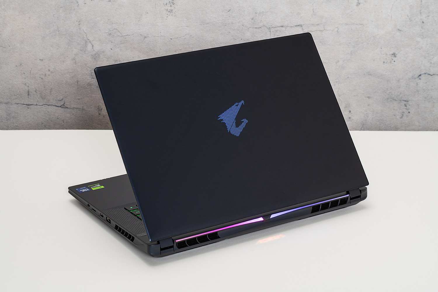 本機の背面側にもLED演出が。ロゴが発光するほか、床面に“AORUS”と照らし出すLEDを内蔵