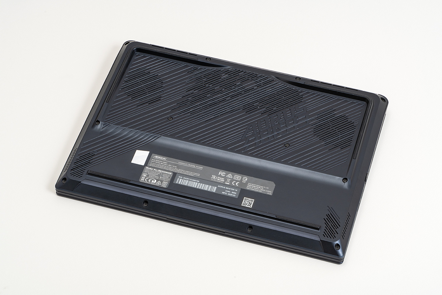 熱対策として本体底面にも開口部が複数設けられている。搭載SSDが1台の構成の場合、内部には空きM.2スロットがある