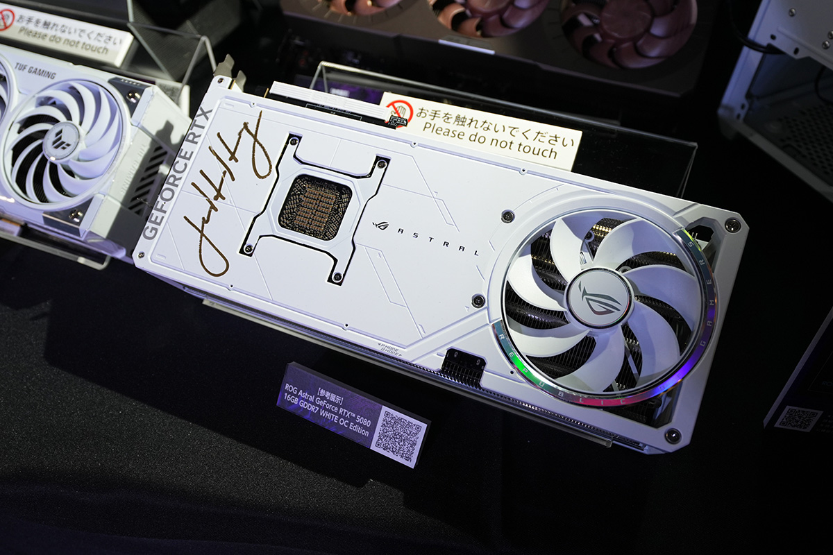 Jensen Huangサイン入りビデオカードの展示も