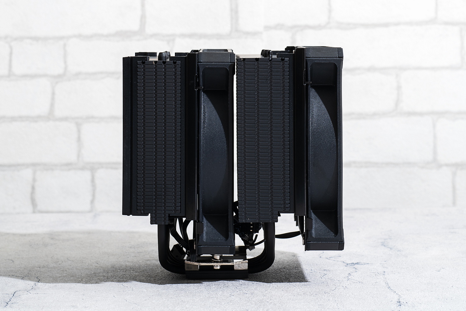 CORSAIRの空冷クーラー、A115を真横から見たところ。CPU接触面に対して上方に“そびえ立つ“ようにヒートシンクが配置されている。A115は2組のヒートシンクを持つクーラーを“ツインタワー”と呼び、ツインタワー+Wファンの製品は冷却性能が非常に高い