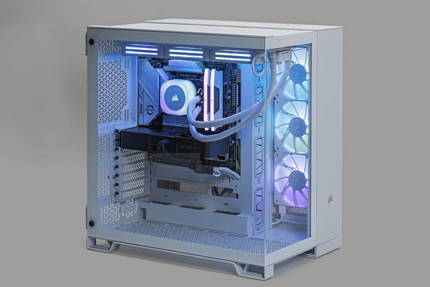 水冷クーラーを採用したPCの例。36cmクラスのラジエーター+3連ファンのモデルを使っている