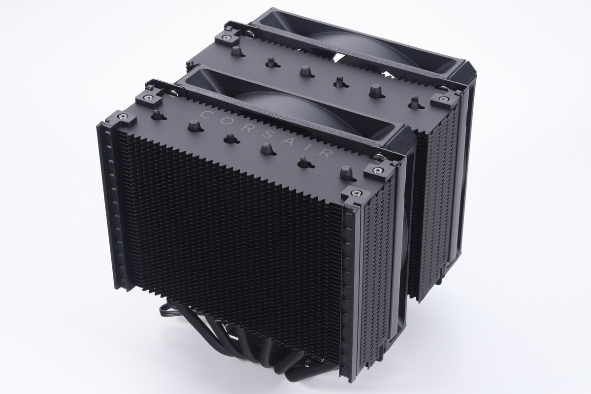ヒートシンクまでオールブラックの精悍なCORSAIR A115。PC全体のイメージにマッチしたクーラーを考える、というのもPC自作の楽しさの一つ