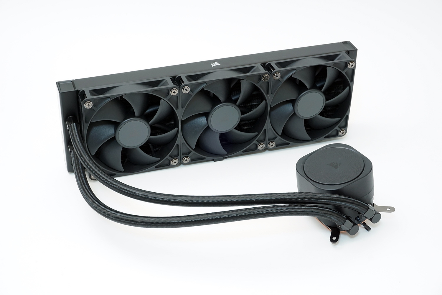 CORSAIRのシンプルな水冷クーラー<a href="https://akiba-pc.watch.impress.co.jp/docs/parts_review/showcase/1672454.html" class="n" target="_blank">「NAUTILUS 360 RS」</a>。オールブラックのすっきりとしたデザイン、使い勝手も分かりやすい。こういうデザインを好む人も多いのでは？