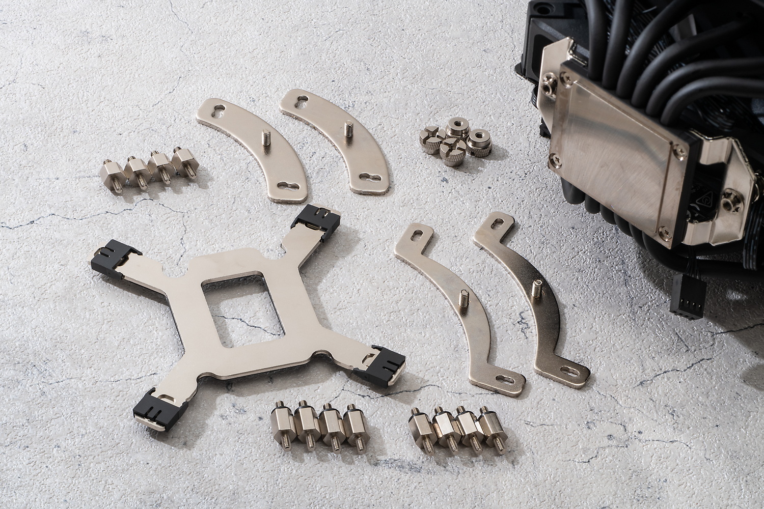 CORSAIRのCPUクーラーは、1パッケージでIntel CPUとAMD CPUの両方に対応する。取り付け方がそれぞれ異なっていて使用する部品も違うので、マニュアルをよく確認しながら作業を進めよう。