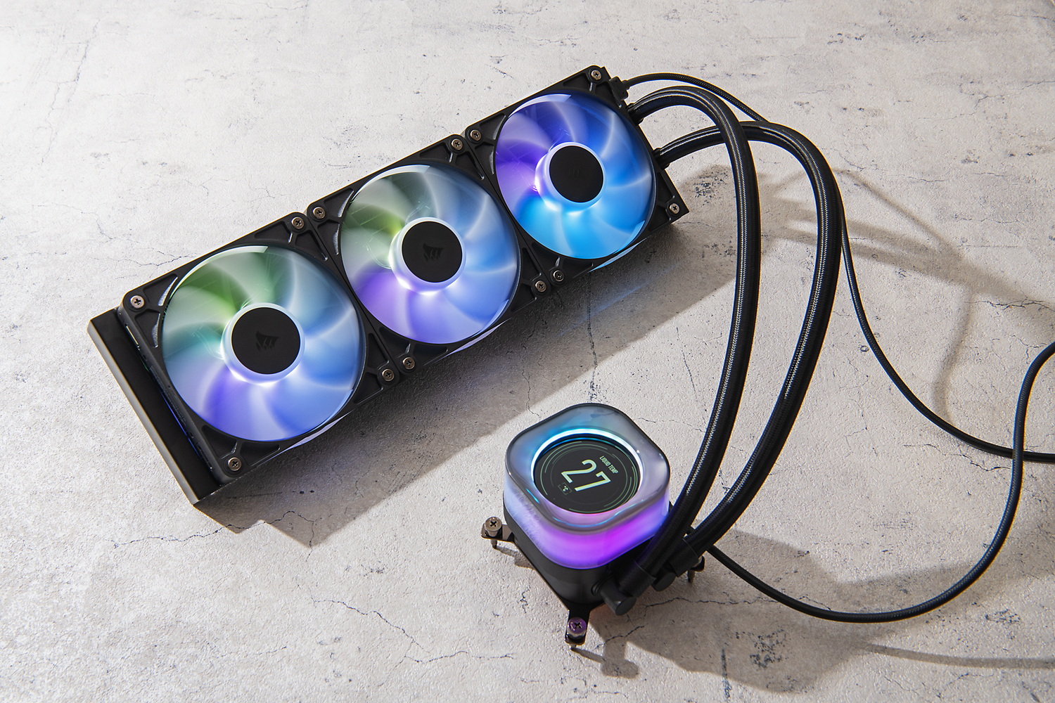 【Specification】対応CPUソケット：LGA1700/1851、Socket AM4/AM5●ファン：12cm角×3(300～2,100rpm、PWM対応)●サイズ(W×H×D)：396×120×27mm(ラジエーター)●重量：2.59kg