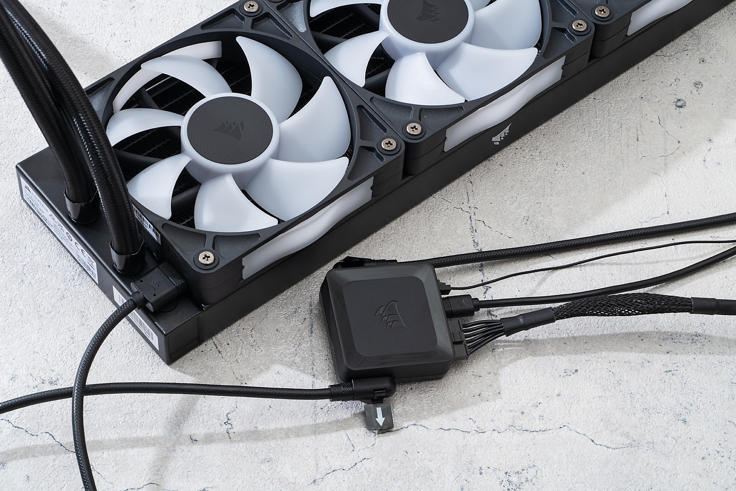 制御ハブ「iCUE LINK システムハブ」に電源、制御用のUSBケーブル、マザーボードのCPUクーラー端子との接続ケーブルを接続した上で、クーラーの本体であるファンや水冷ヘッド(機種によってはラジエーター)をiCUE LINKケーブルで接続。一般的なLED内蔵クーラーよりケーブル本数がぐっと抑えられ、ハブのおかげで整理もしやすくなっている