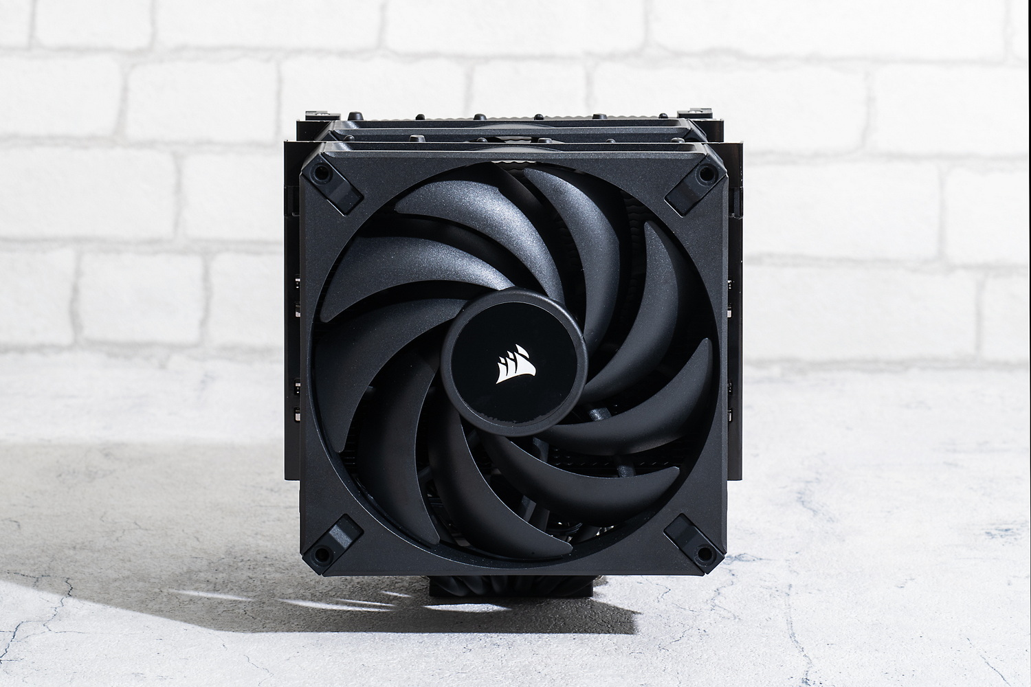 A115をファン正面から見たところ。空冷クーラーとしてはトップクラスのサイズなので、メモリなどとの干渉が気になるところだが、ファンの取り付け位置を高さ方向に調節することで回避することが可能。ある程度サイズに余裕のあるPCケースとの組み合わせで利用したい製品だ