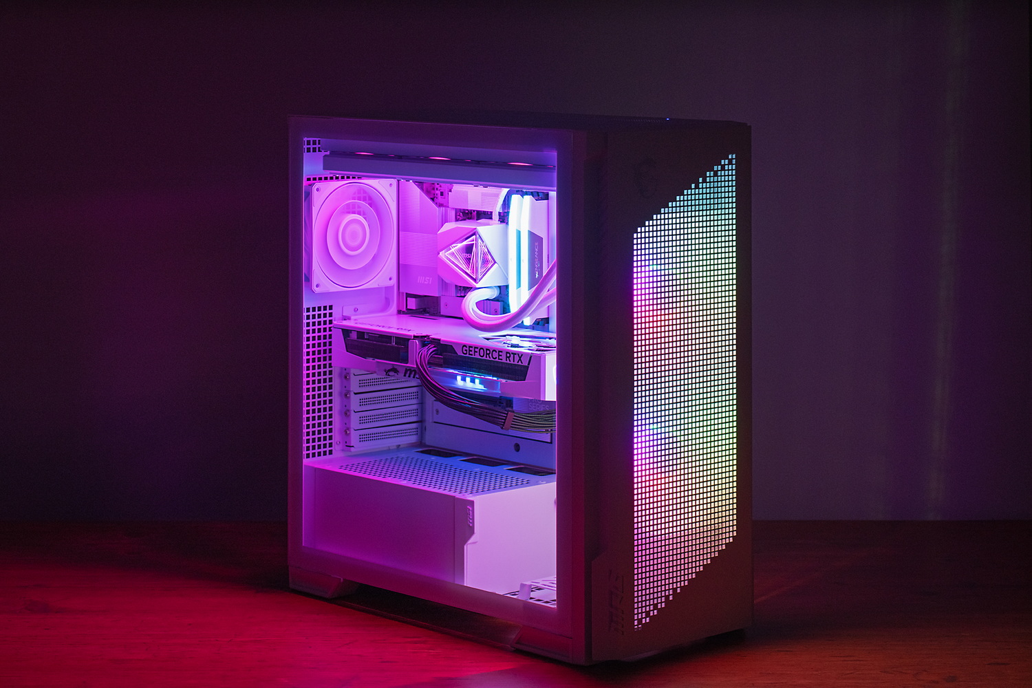 前面ファンや天板の簡易水冷型CPUクーラーにはLEDが組み込まれており、美しいイルミネーションが楽しめる