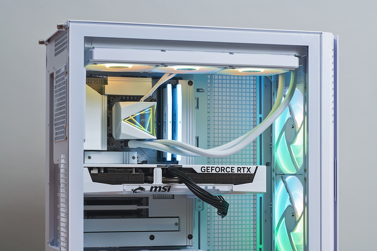 強化ガラスの左側板から見える内部は、ほぼメインパーツしか見えない状態で非常に美しい