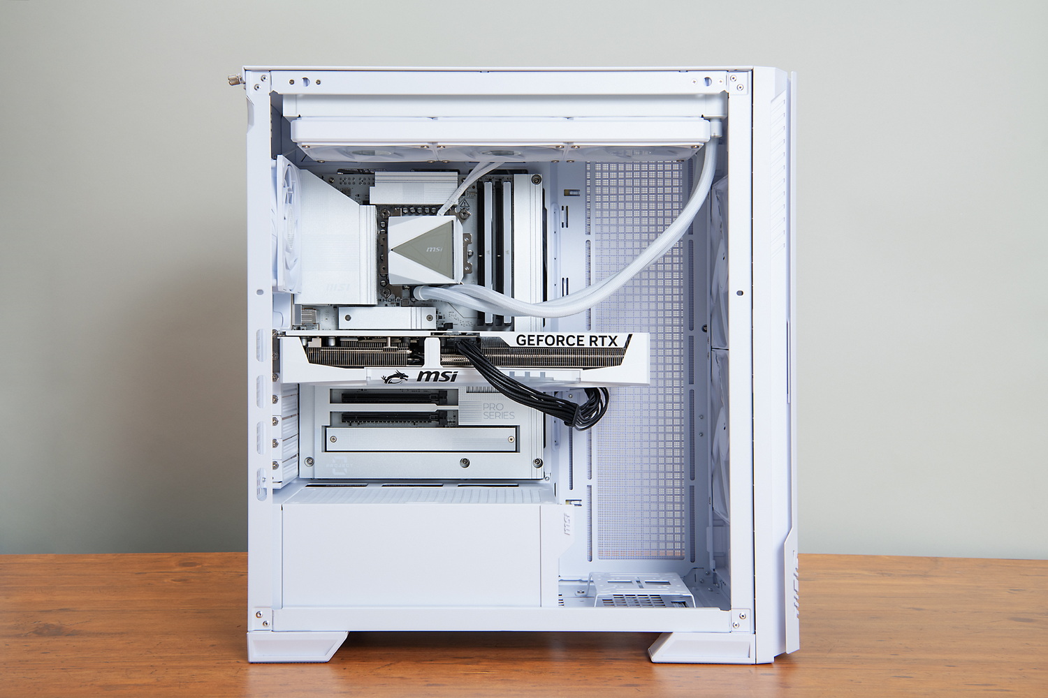 メインパーツを組み込むエリアは広く、そしてケーブル配線のことを考えなくてもよいので、パーツの組み込みはかなり楽になった