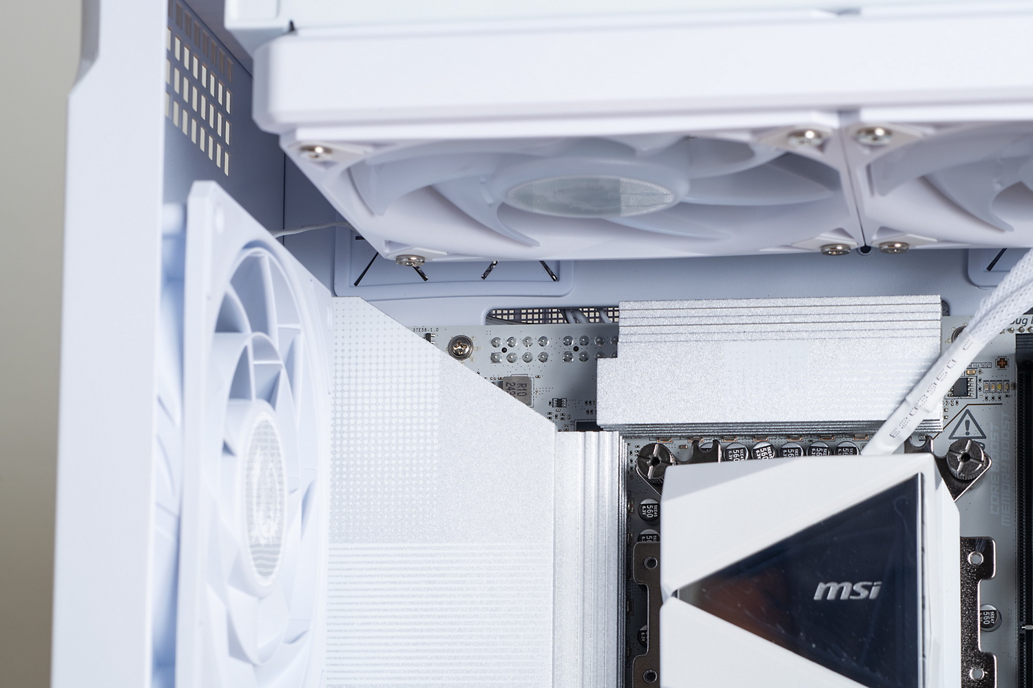 天板とマザーボード上部のスペースは広いが、構造的に気にする必要がない