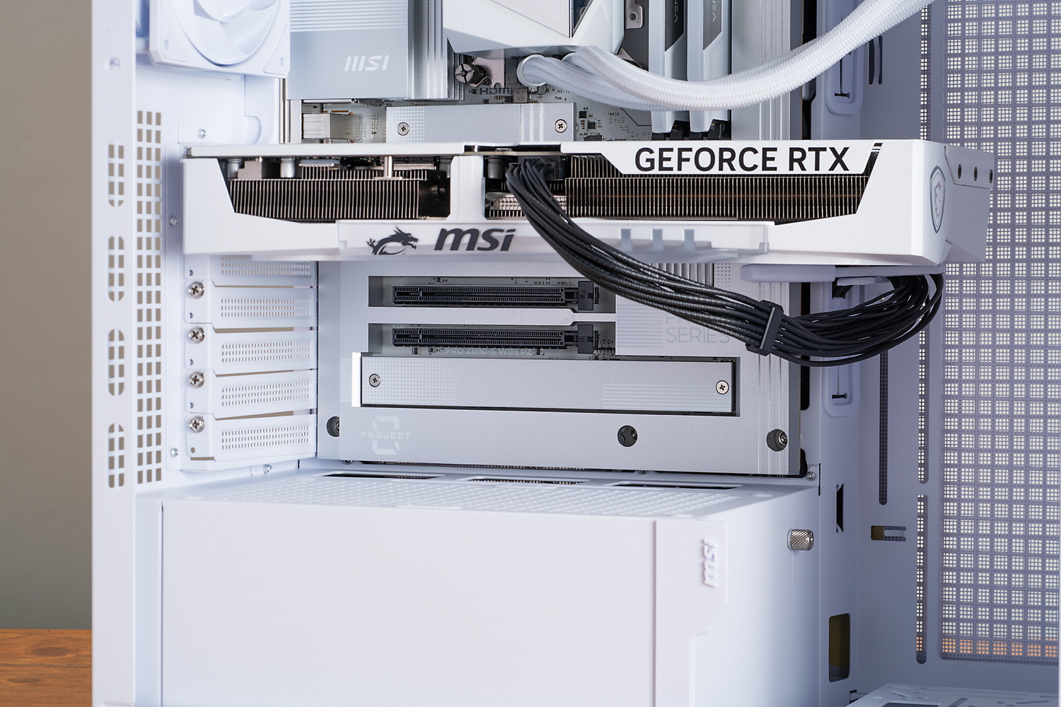 電源ユニットカバー上など、普通のマザーボードなら細いケーブルがごちゃつく場所もスッキリとしている