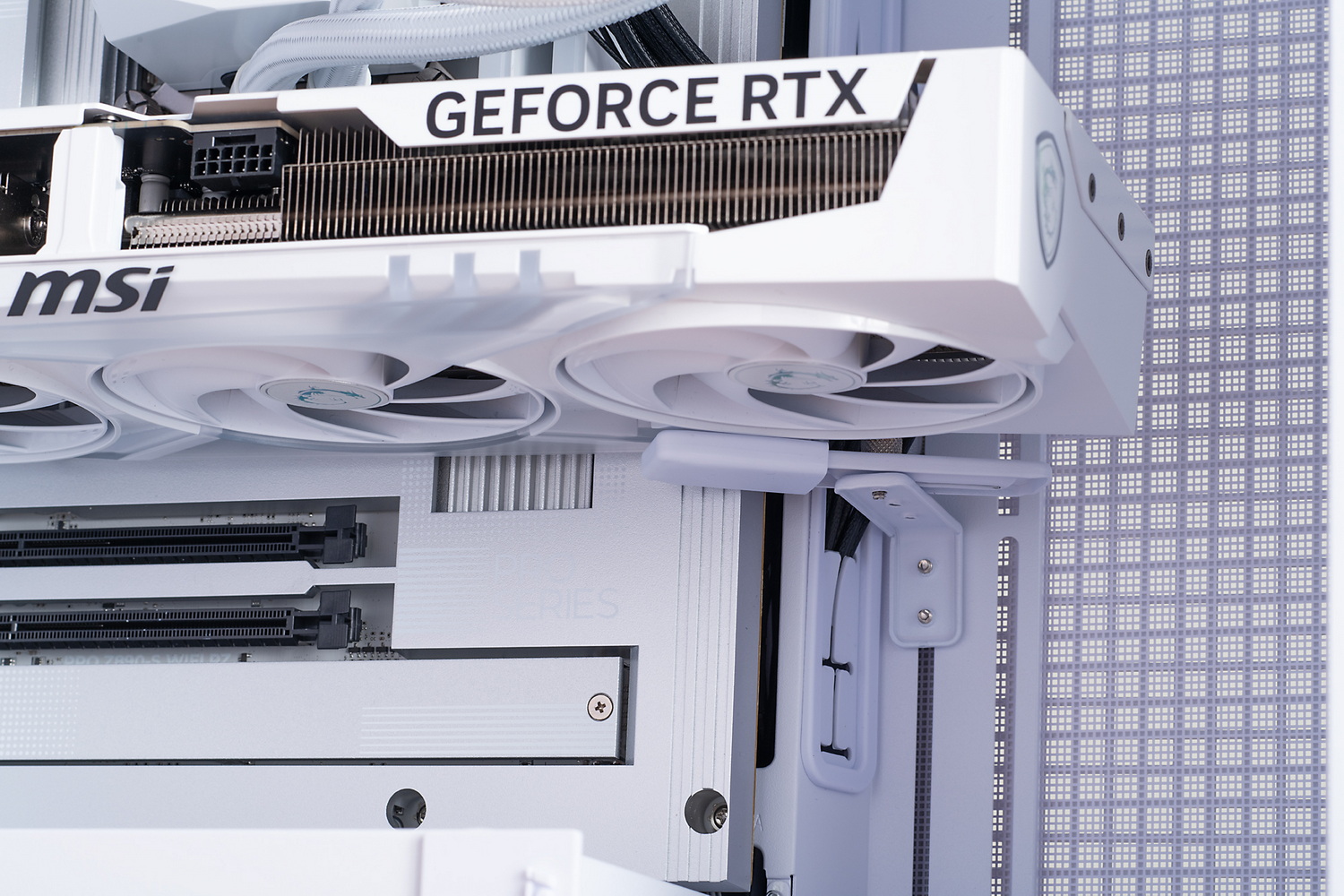 ビデオカードを下から支えるホルダーを装備