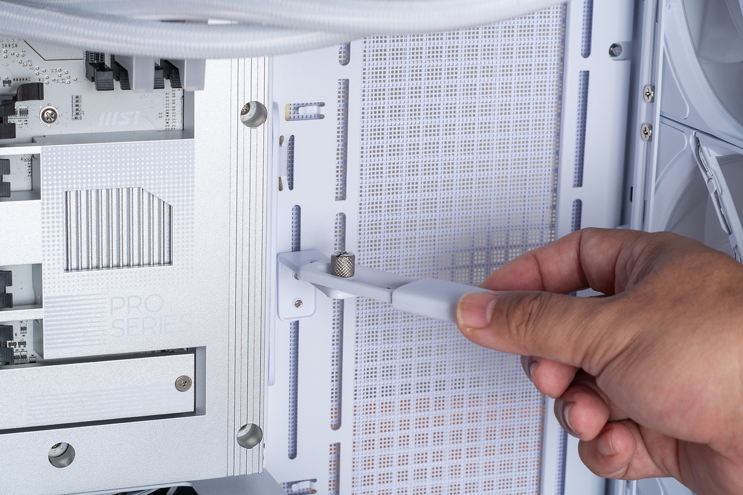 ホルダーの長さを調整できるほか、先端部分の向きを変更することも可能