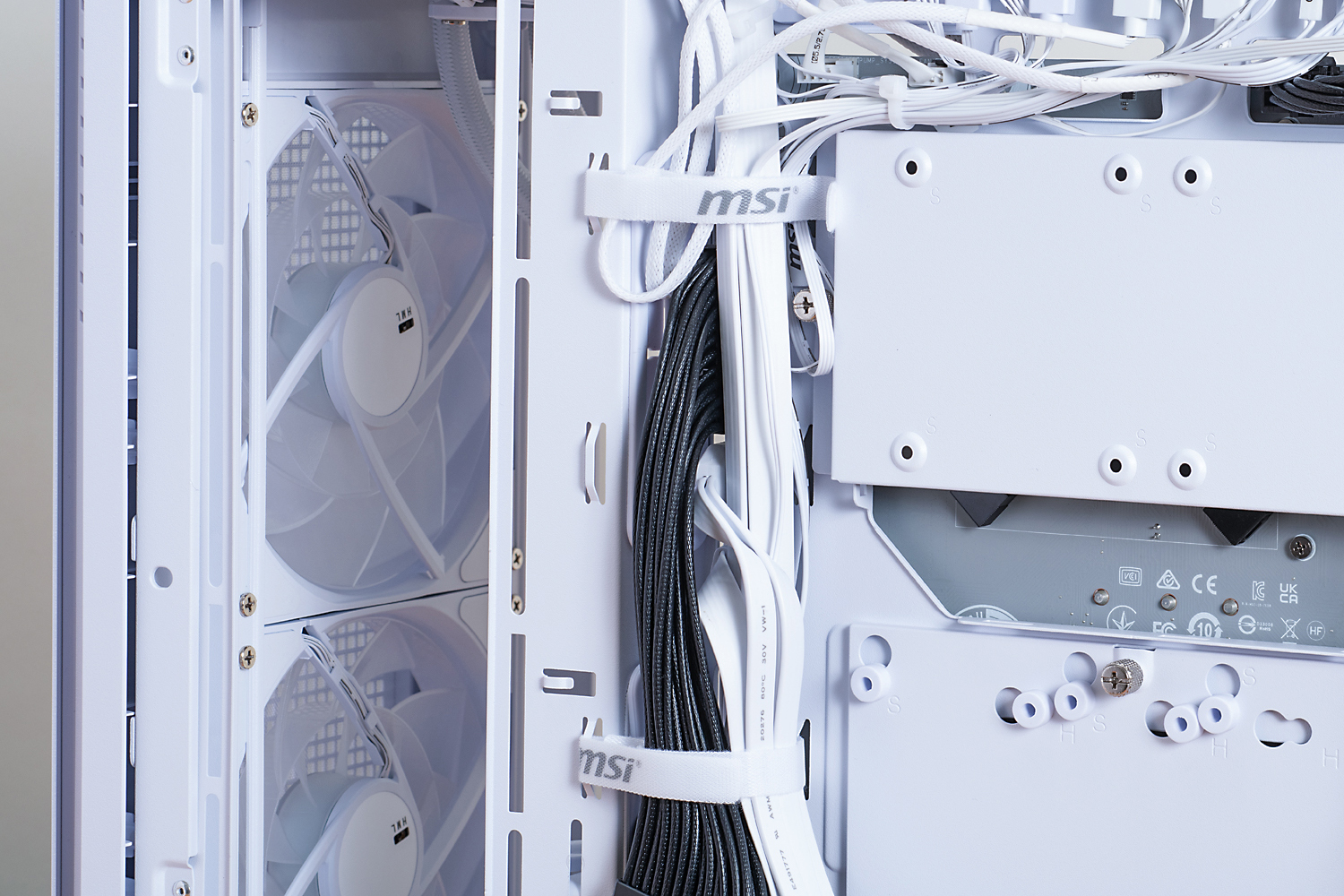 中央の面ファスナーを使って各種ケーブルをまとめよう