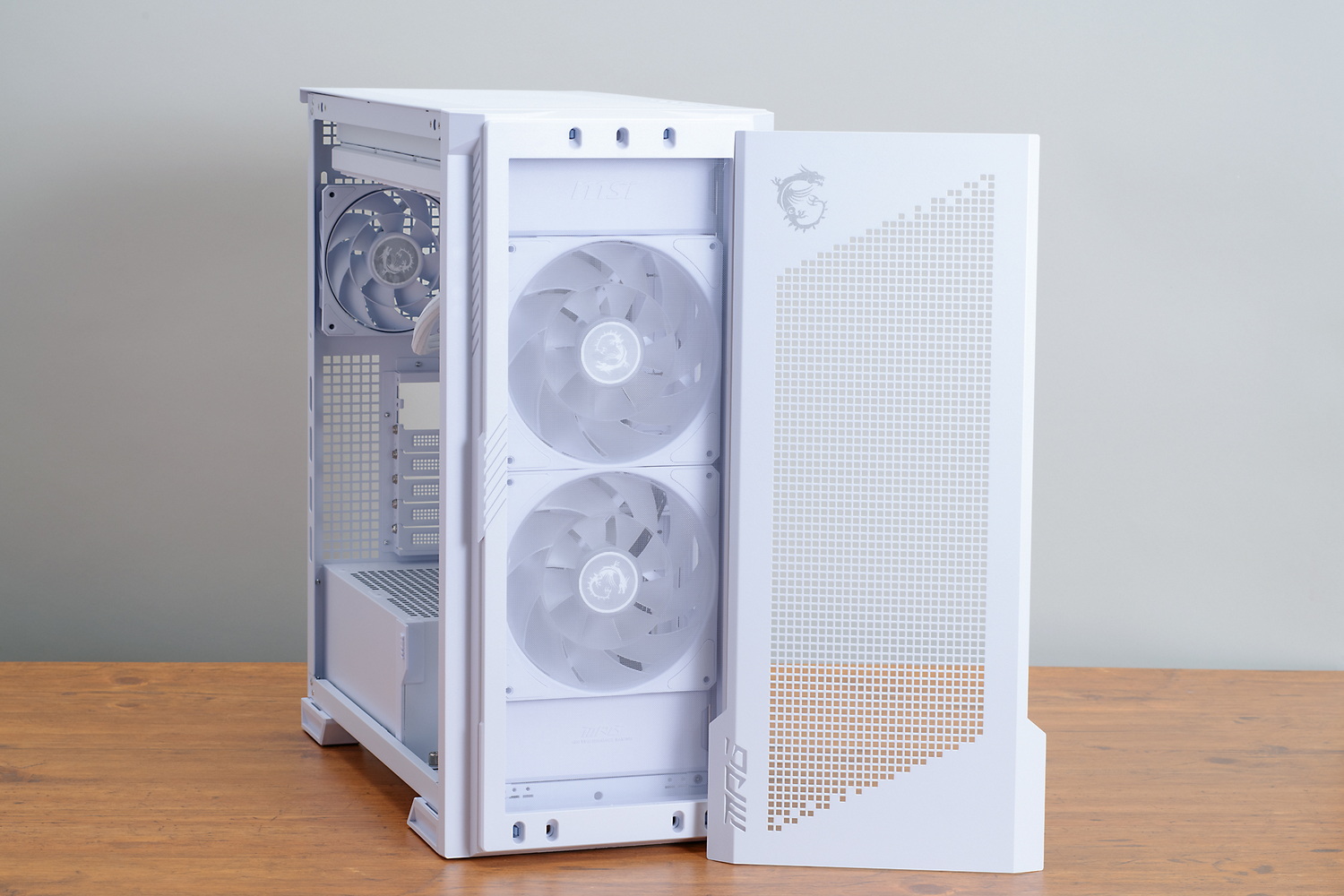 ツールレスで簡単に着脱できる前面パネルの奥には防塵フィルターがある