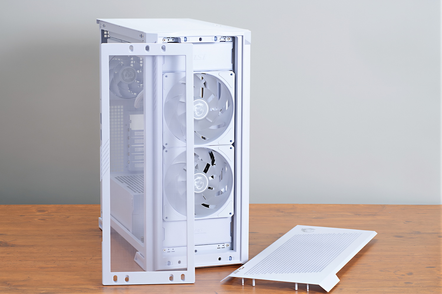 この防塵フィルターはマグネット式で、こちらも簡単に着脱可能だ