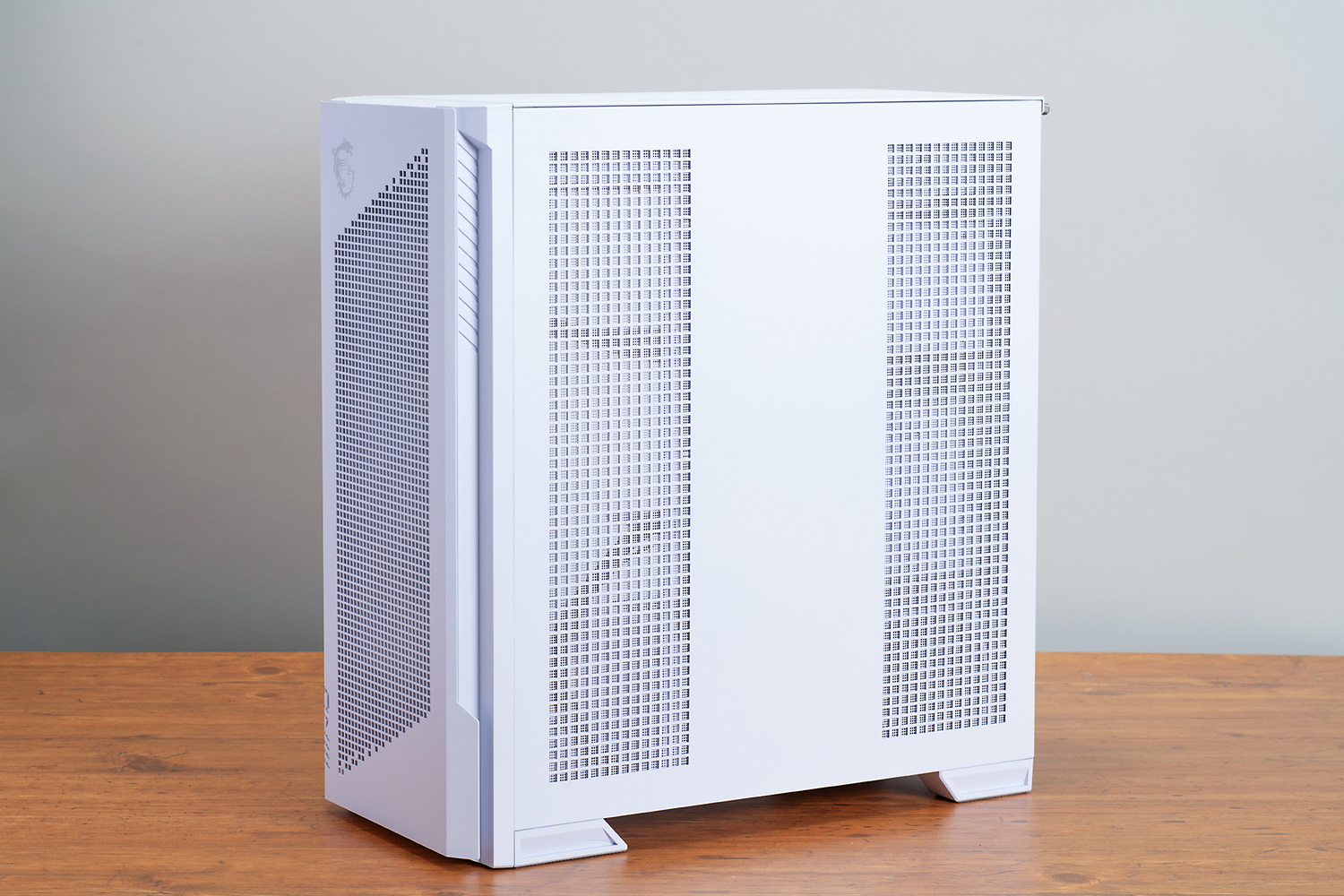 右側面にはケースファンや簡易水冷型CPUクーラーを組み込み可能なスペースがある。右側板の一部がメッシュ構造になっているので吸排気に問題はない