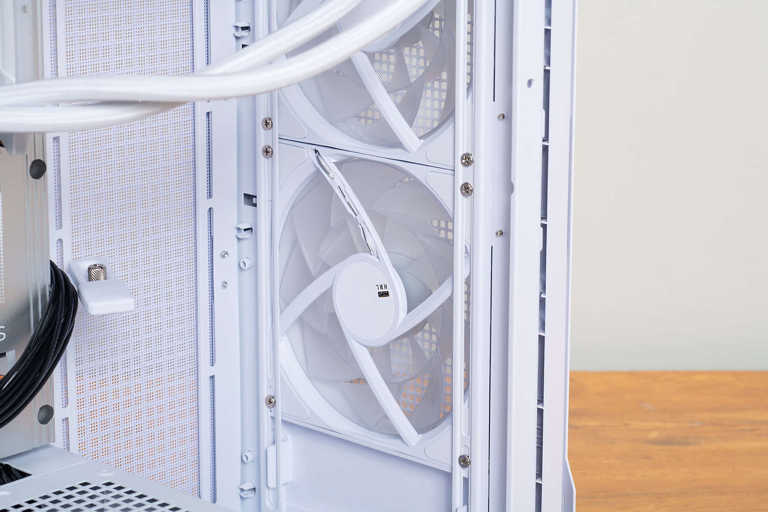 ファンの軸部分には、ファンの回転速度レンジ(厳密にはファンの動作電圧)を3段階で変更できるスイッチがある