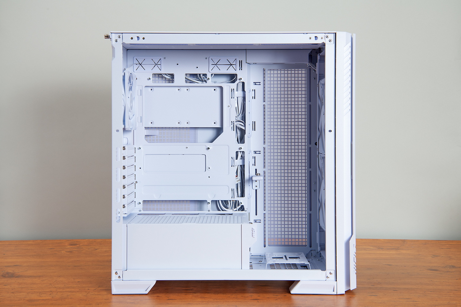 マザーボードベースには、裏側からコネクターを挿すための穴があいている