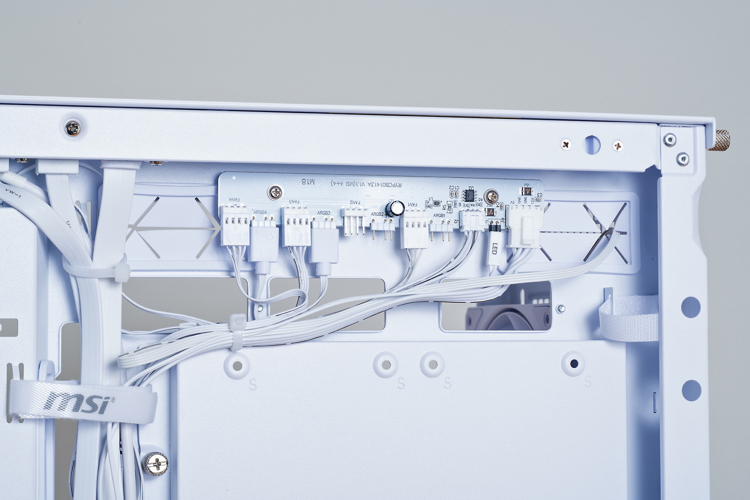 上部にファン／LEDハブを備えており、標準装備のファンはすでに接続済み