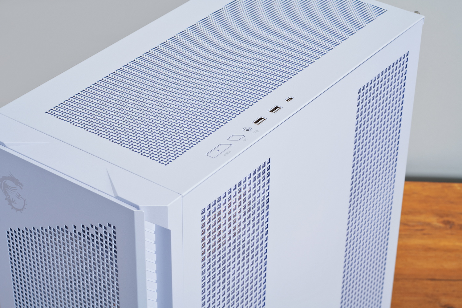 前面や天板、右側面には通気のためにメッシュ構造が設けられている。ボタン類やUSB端子は天面右側に集中