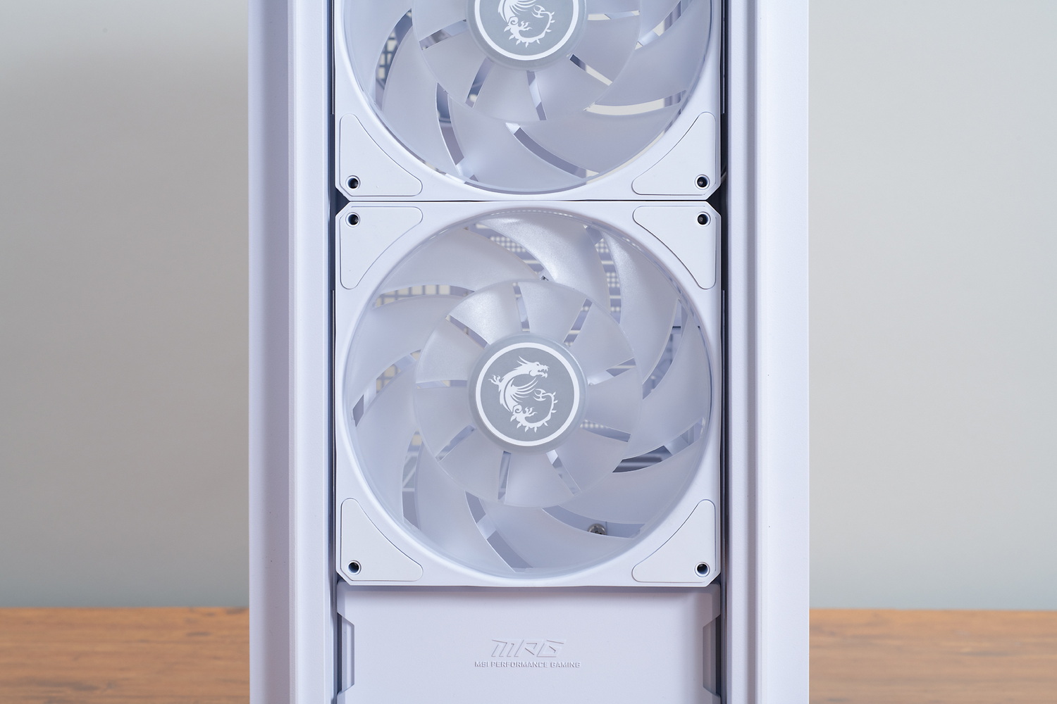 前面ファンは16cm角で、異なる構造の羽根を組み合わせたユニークなタイプ