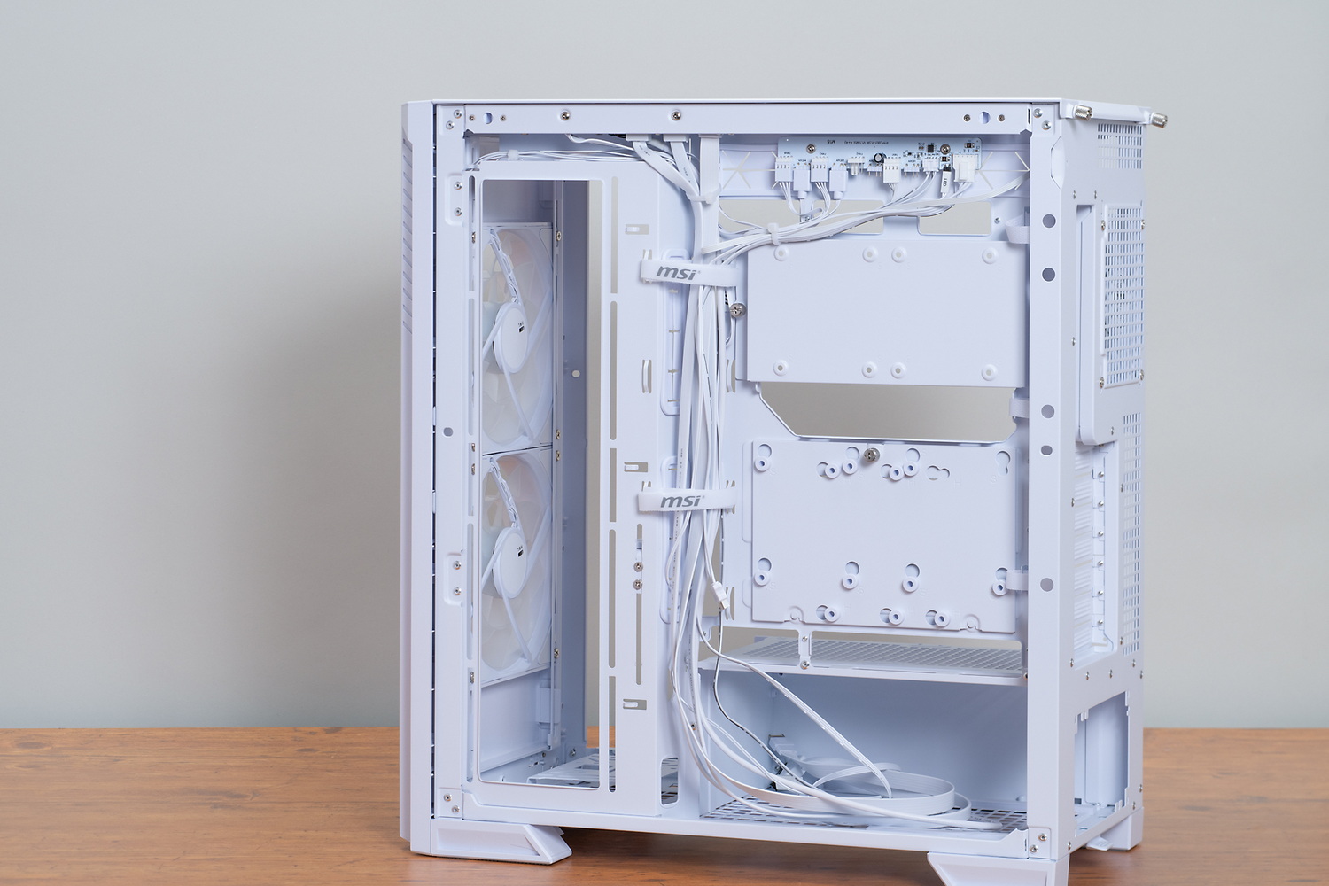 右側面にはケースファンや簡易水冷型CPUクーラーを組み込み可能なスペースがある。右側板の一部がメッシュ構造になっているので吸排気に問題はない