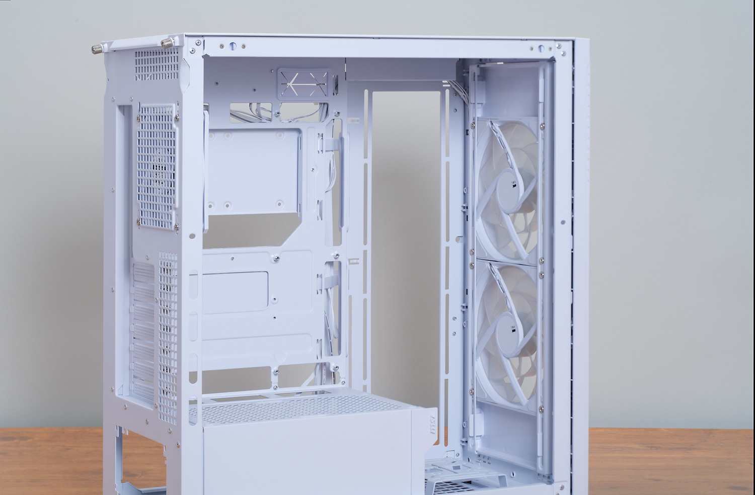 右側面にはケースファンや簡易水冷型CPUクーラーを組み込み可能なスペースがある。右側板の一部がメッシュ構造になっているので吸排気に問題はない