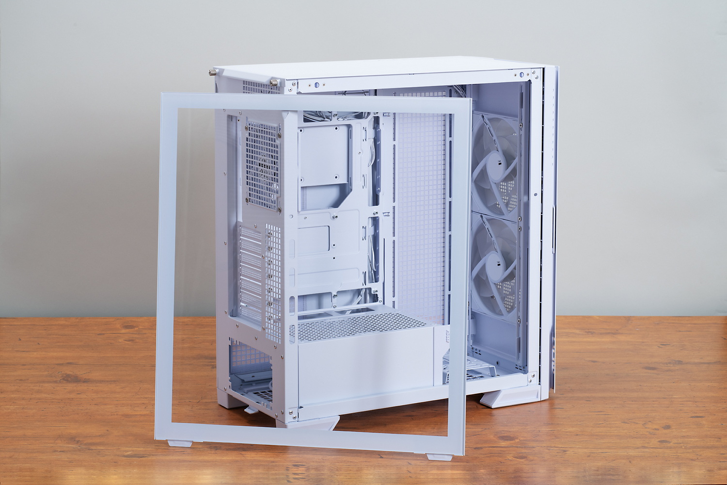 左側板は強化ガラス製で、組み込んだパーツを眺めて楽しむことが可能