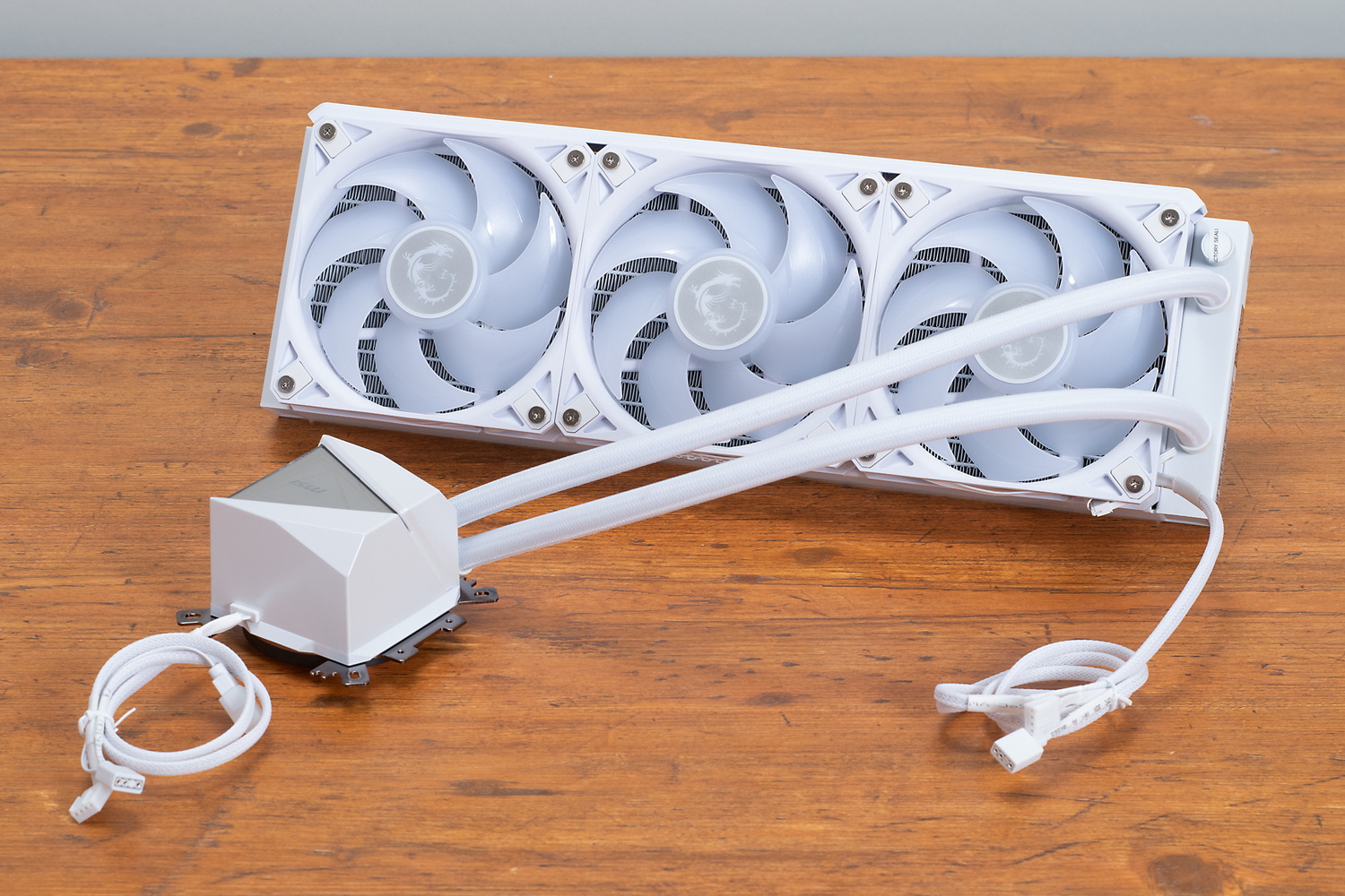 3基の12cm角ファンは、ファンケーブルやLEDケーブルがすでに接続済みだった