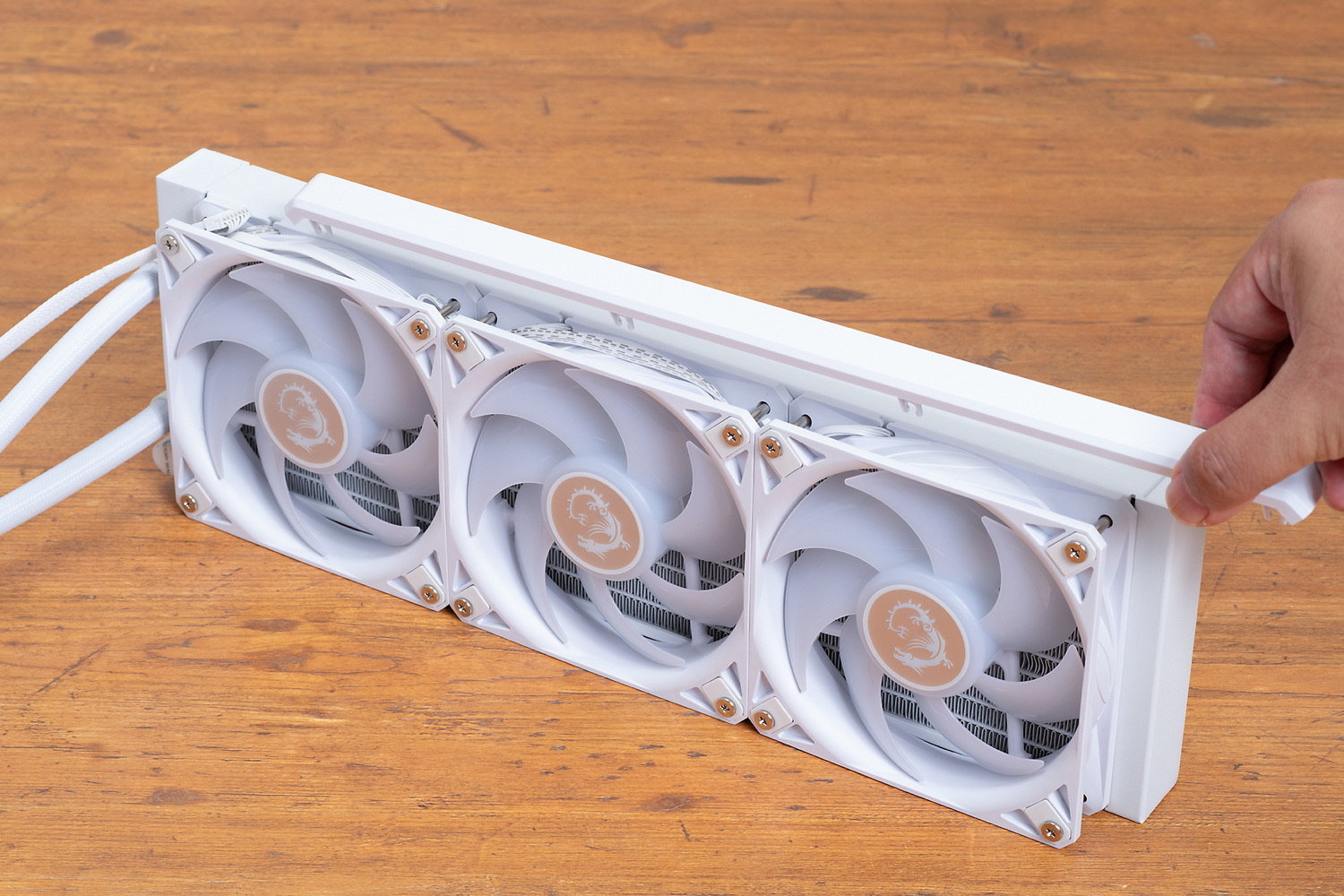 ファン同士を接続するケーブルなどを隠せるカバーが付属する