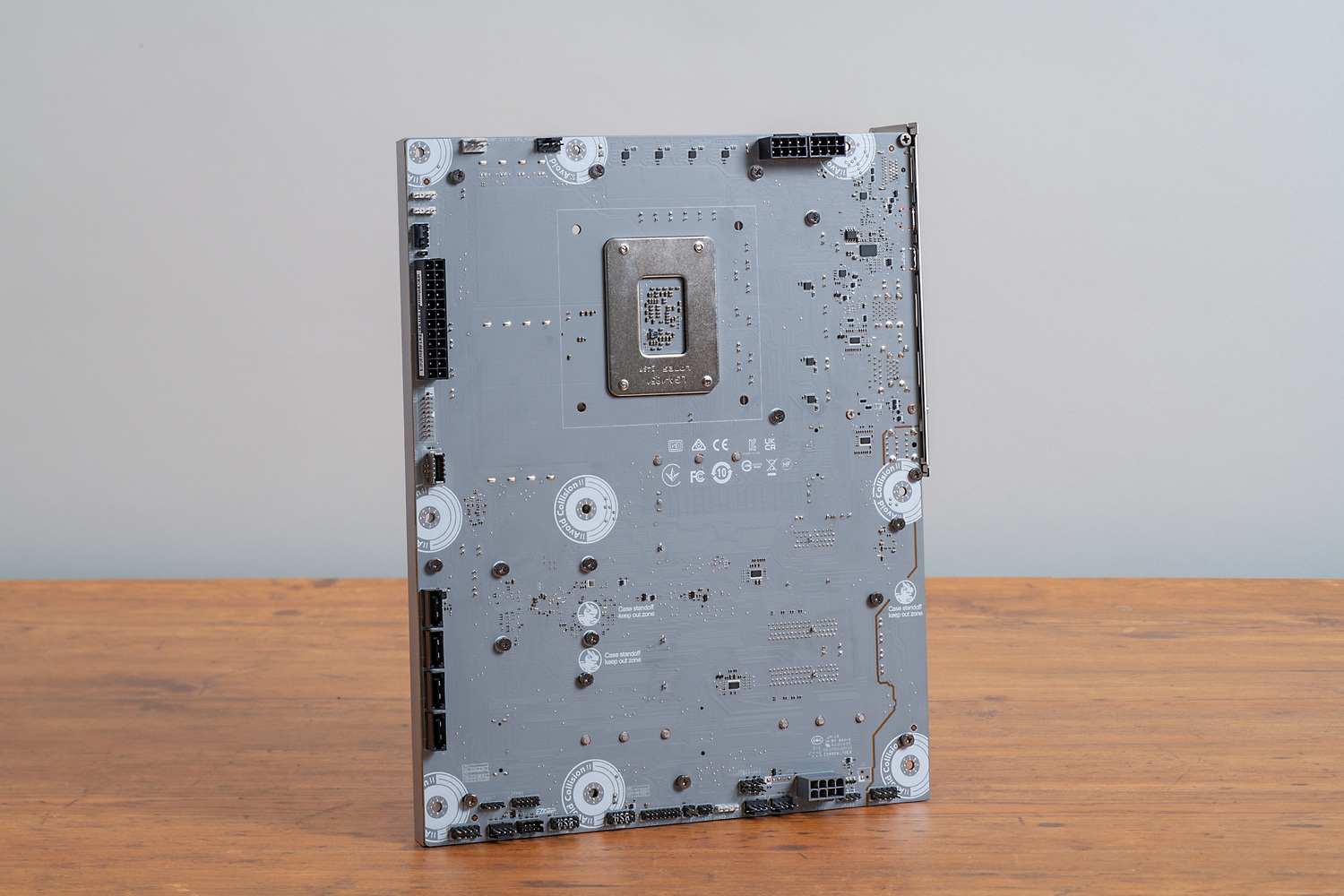 各種電源コネクターやピンヘッダーコネクターなど、通常は表面にあるコネクターを裏面に装備している