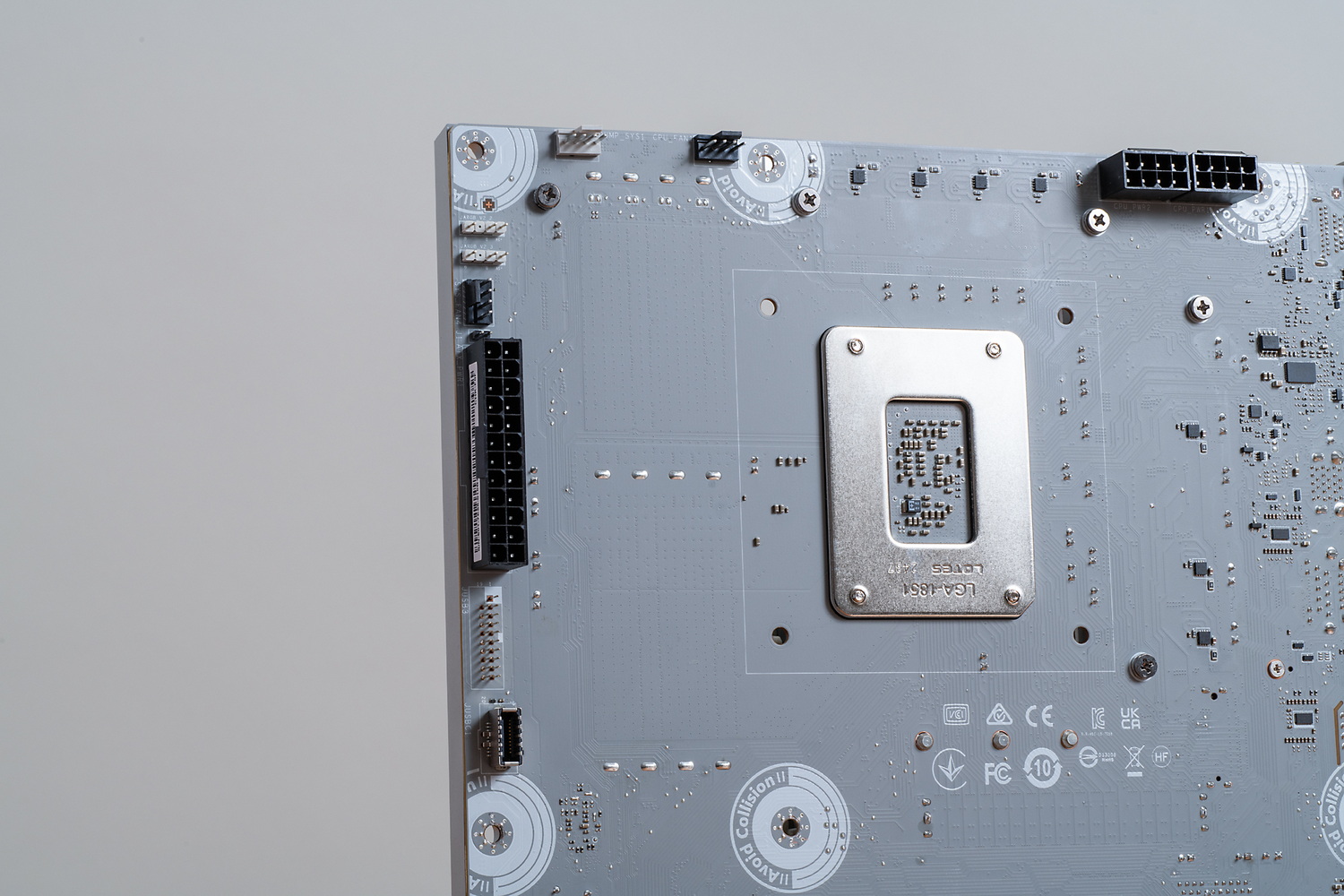 各種電源コネクターやピンヘッダーコネクターなど、通常は表面にあるコネクターを裏面に装備している