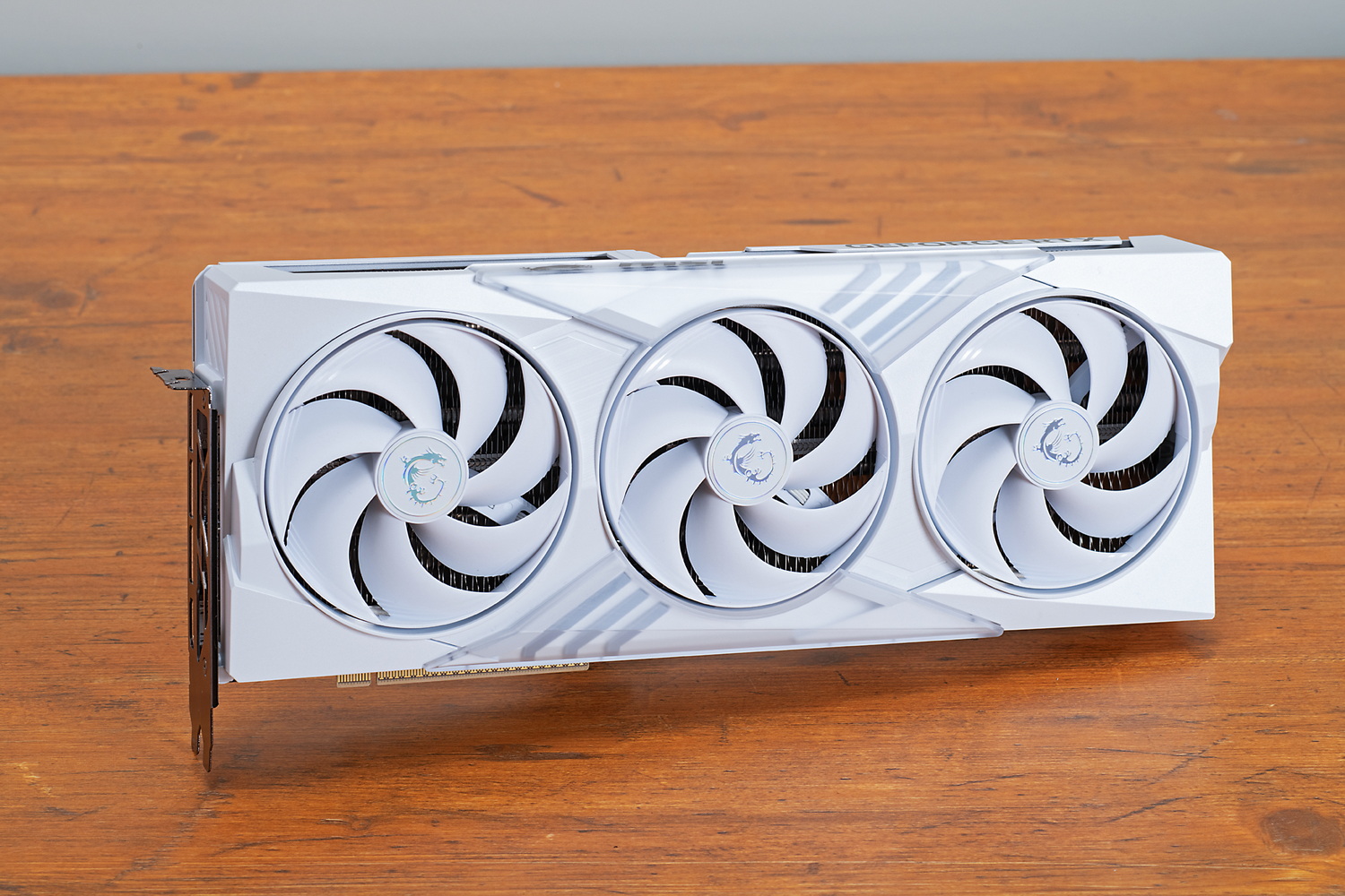 ビデオカードはMSIのGeForce RTX 5080 16G GAMING TRIO OC WHITE