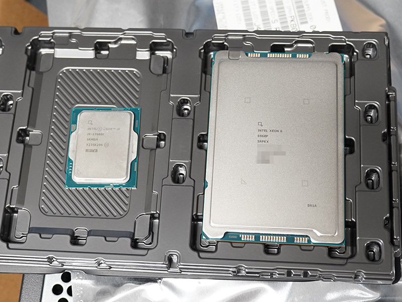 「Core i9-13900K」と「Xeon 6960P」(写真右)の大きさ比較