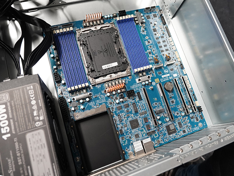 LGA 7529ソケット採用のマザーボード「GIGABYTE MA34-CP0」