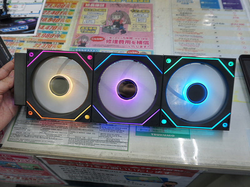 「UNI FAN SL-INF Wireless」のブラック(バッテリー内蔵ワイヤレスレシーバー接続時)