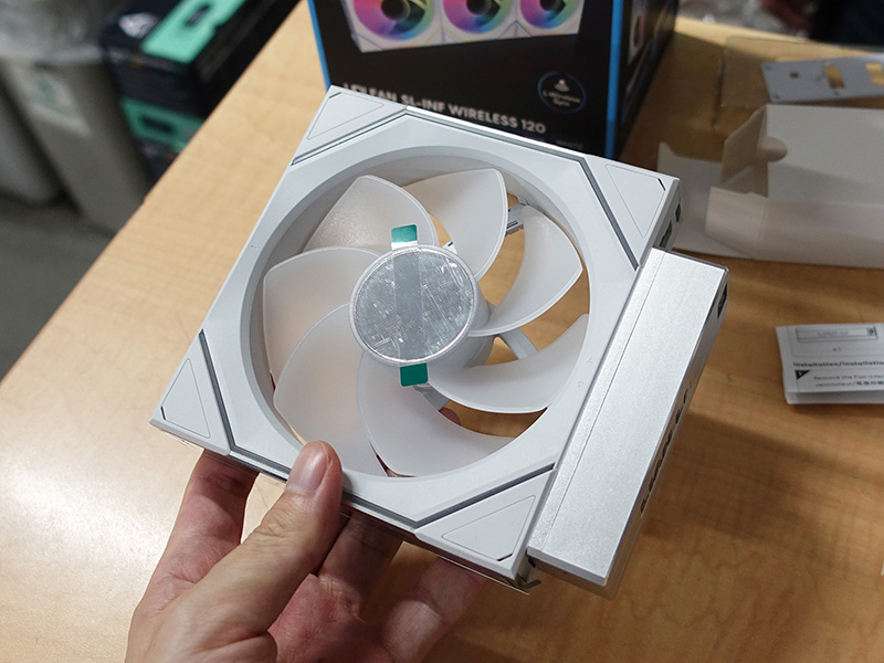 「UNI FAN SL-INF Wireless」のリバースブレード/ホワイトモデル