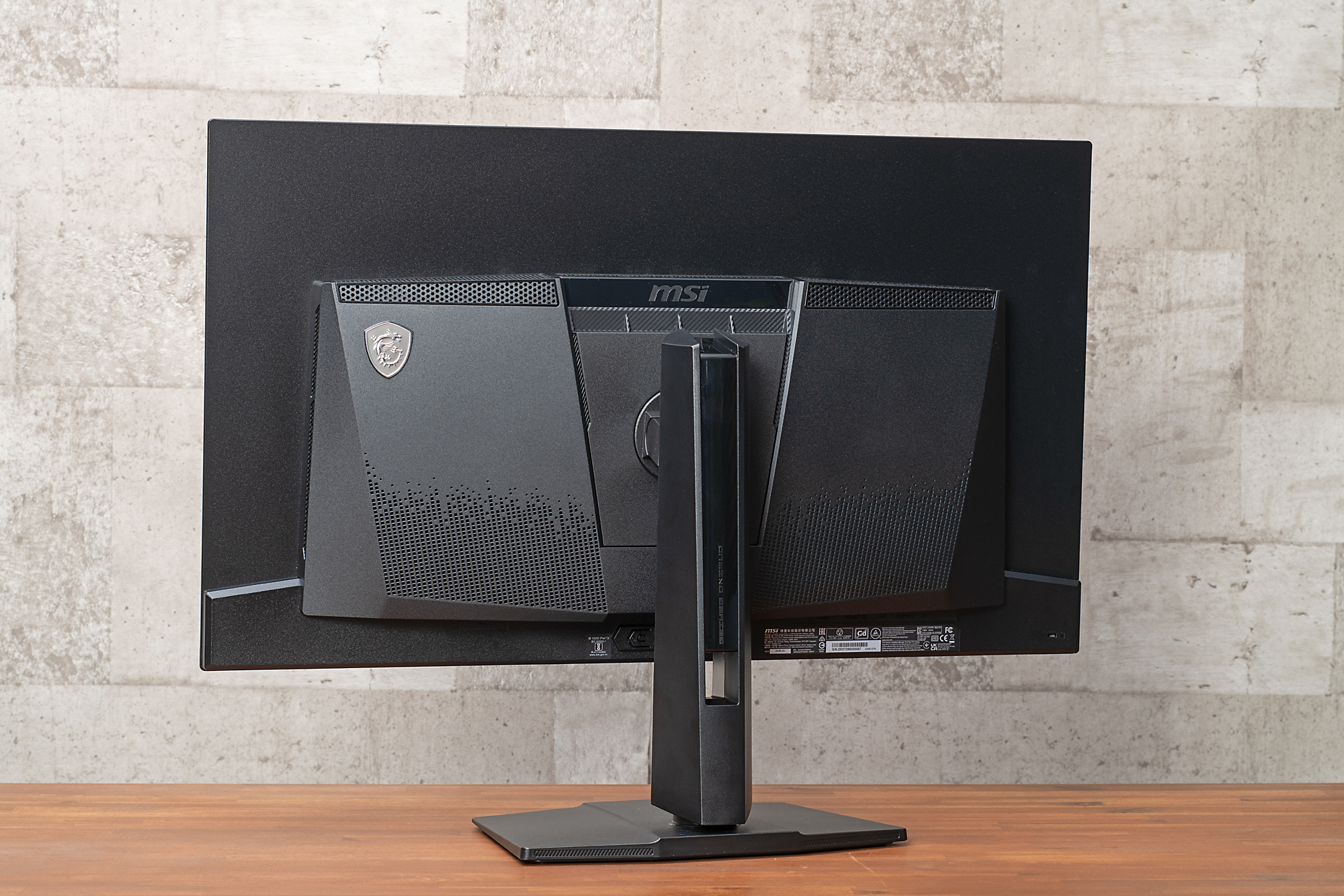 基板などの入った部分はある程度の厚みが出るが、パネル自体はかなり薄く圧迫感がない