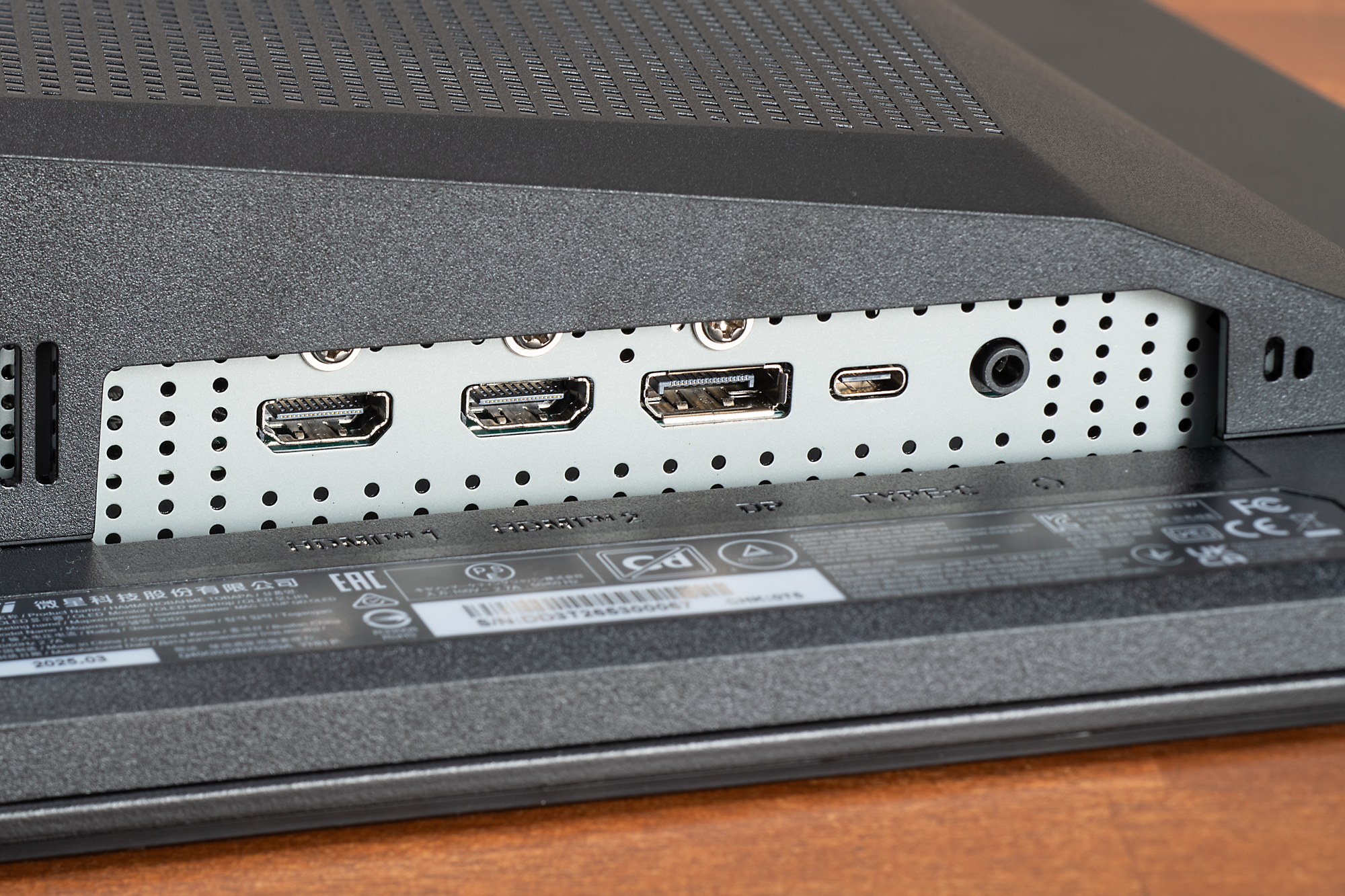 接続端子はHDMI 2.1×2、DisplayPort 1.4a×1、USB Type-C(DP Alt mode)×1、ヘッドホン出力 ×1