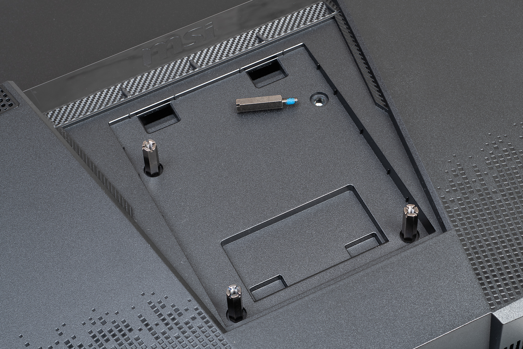 本体側はVESA100で、付属のスペーサーネジを使用してモニターアームなどを取り付け可能