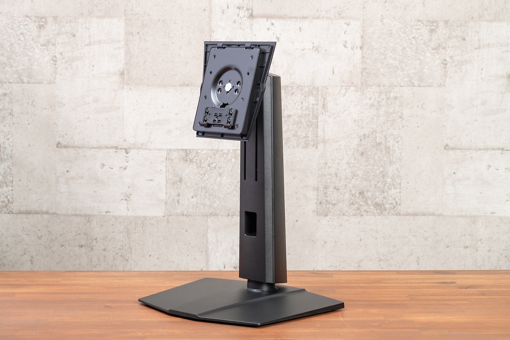 付属のスタンドは大型モニターでも安定して使用できるがっしりとした作りで、スペースも最小限に収まっている